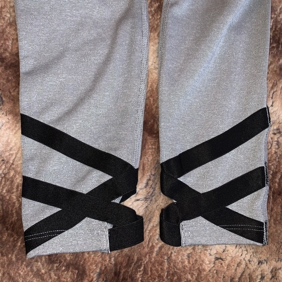 Beyond Yoga Overture Strappy Ballet Mid Leggings Gray Pintuck - Picture 5 of 11